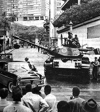 Tropas militares em frente à casa do presidente deposto João Goulart. 