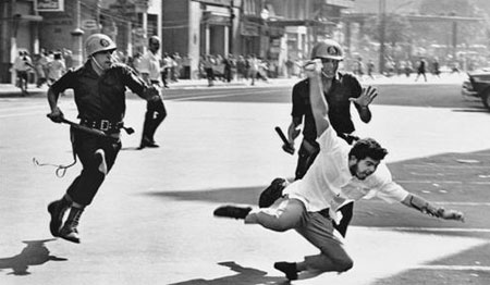 Uma das imagens mais clássicas sobre a repressão contra manifestações que contestavam o governo durante o período militar.