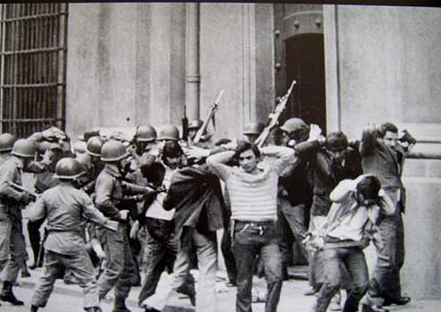 Jovens sendo presos por se manifestarem contra a ditadura. Jovens sendo presos por se manifestarem contra a ditadura.