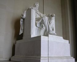 Washington O Lincoln Memorial, que homenageia Abraham Lincoln, um dos Presidentes americanos mais famosos do país, e que foi assassinado na cidade.