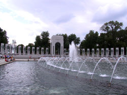 Washington O World War II Memorial, aberto ao público em 2004, que homenageia os soldados mortos na Segunda Guerra Mundial.