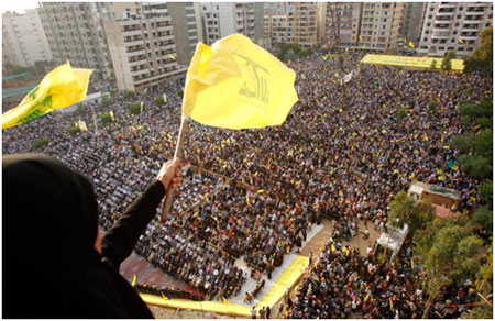 Populares em foto de manifestação pública em apoio aos atos do Hezbollah Populares em foto de manifestação pública em apoio aos atos do Hezbollah