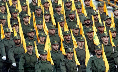 Desfile público de soldados do Hezbollah