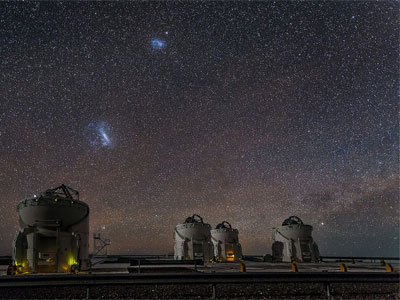 As Pequenas e Grandes Nuvens de Magalhães visíveis sobre o Observatório Paranal no Chile